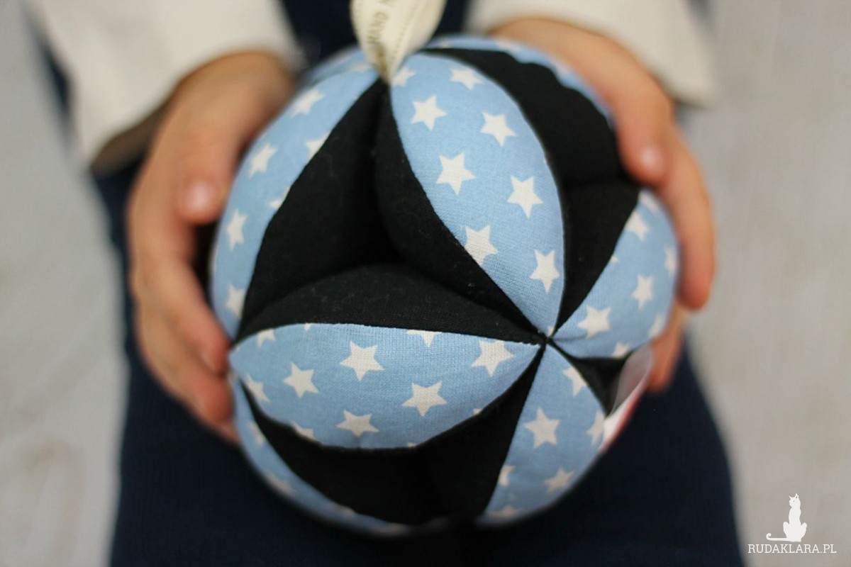 Piłeczka puzzlowa Takane Montessori – gwiazdki na niebieskim tle + czarny